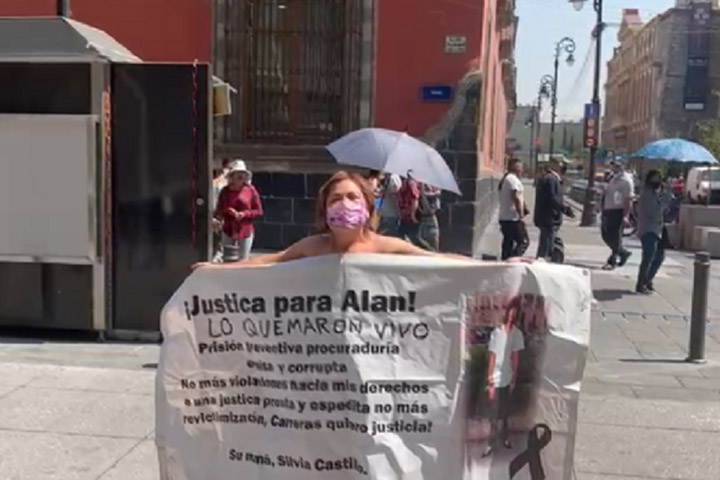 Madre Se Desnuda Frente Al Palacio Nacional Exige Justicia Para Su